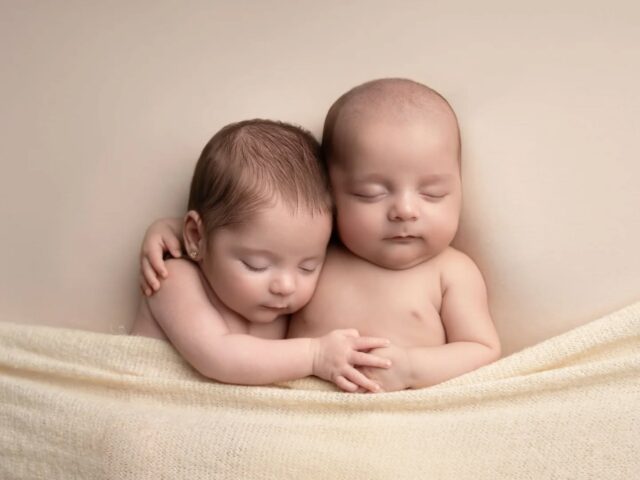 ✨ Cuando el amor llega por duplicado, todo se multiplica: las miradas, las sonrisas, los abrazos… y por supuesto, los recuerdos.

 Tener mellizos es vivirlo todo por partida doble, también la ternura, el caos y la magia de estos primeros días, y aunque ahora parezca que no vais a olvidar ni un segundo... el tiempo pasa. Y tener estos recuerdos os hará volver una y otra vez a este inicio tan especial.
📸 Si quieres conservar estos momentos tan delicados y hermosos, escríbeme. Las sesiones se realizan con todo el mimo y seguridad que tu familia merece.🥰

💌 Reserva tu sesión y guarda para siempre este capítulo tan especial! Escríbeme al 621397026 o a bubelaestudio@gmail.com

#bubelaestudio #lugo #galicia #españa #fotografianewbornlugo #sesiondebebeenlugo